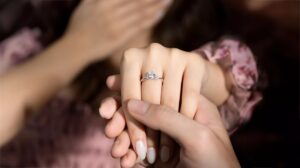 nhẫn cầu hôn đeo ngón nào